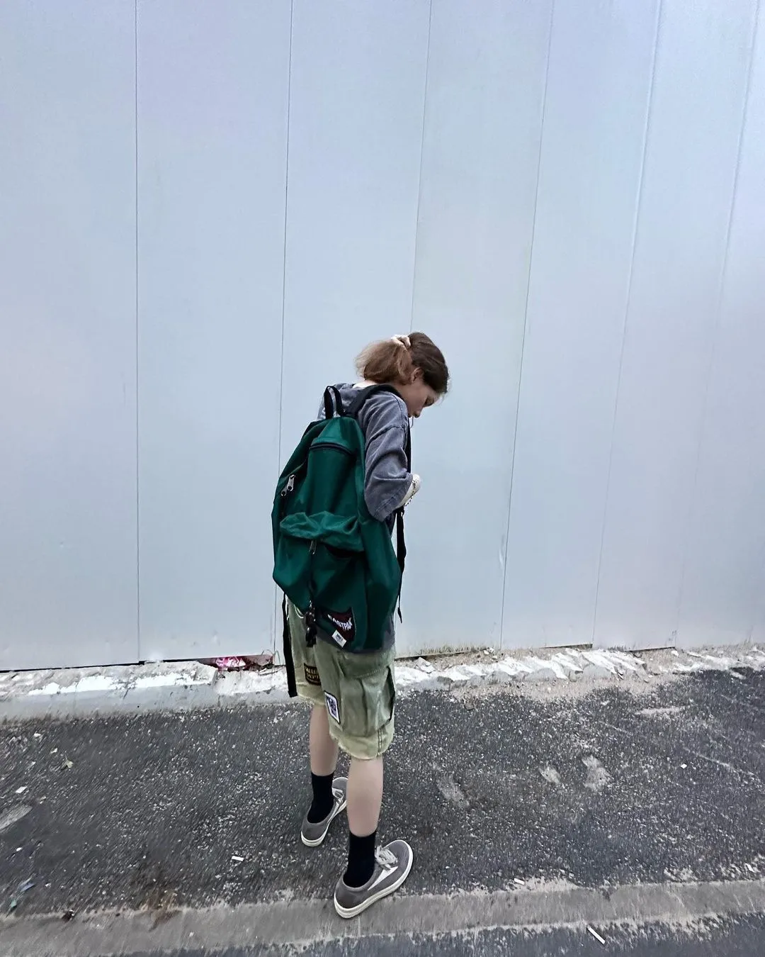 GALLERY DEPT. KENZIE FATIGUE CARGO SHORTS Patch embroidered shorts, distressed ink-splashed overalls, olive green size 30/32/34/36, heavy wash garment dyeing, jetted horse fade, washed and distressed products, each piece is slightly different, each piece is a work of art, Shimada machine embroidery, hand-splashed ink graffiti